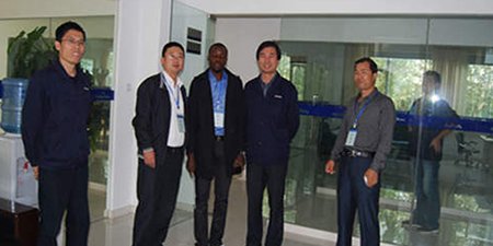 Clients nigérians venant à l'entreprise et à l'usine pour enquête et signature des accords