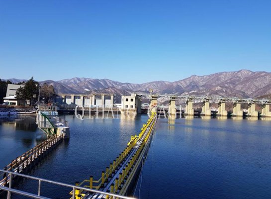 Installations De bouchon D'ordures Dans l'eau